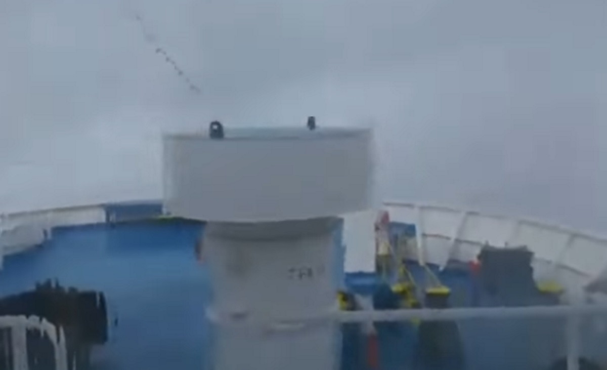 Μύκονος: Η στιγμή που πελώρια κύματα σκεπάζουν το “Fast Ferries Andros” – Χάθηκε το κατάστρωμα – video