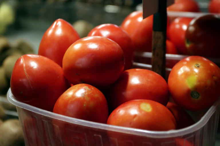 Κατασχέθηκαν ντομάτες… αγνώστου ταυτότητος στον Πειραιά