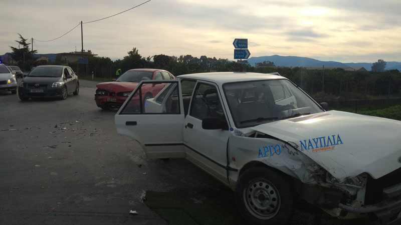 Ναύπλιο: Τροχαίο με 4 τραυματίες – Η σύγκρουση των δύο αυτοκινήτων σε διασταύρωση [pics]