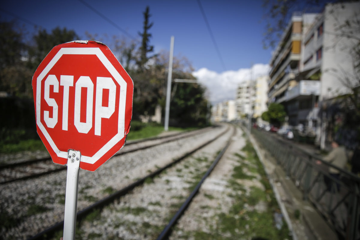 Λαμία: Παραλίγο τραγωδία σε σιδηροδρομική διάβαση – Ζωντανός ο άντρας που παρασύρθηκε από τρένο!