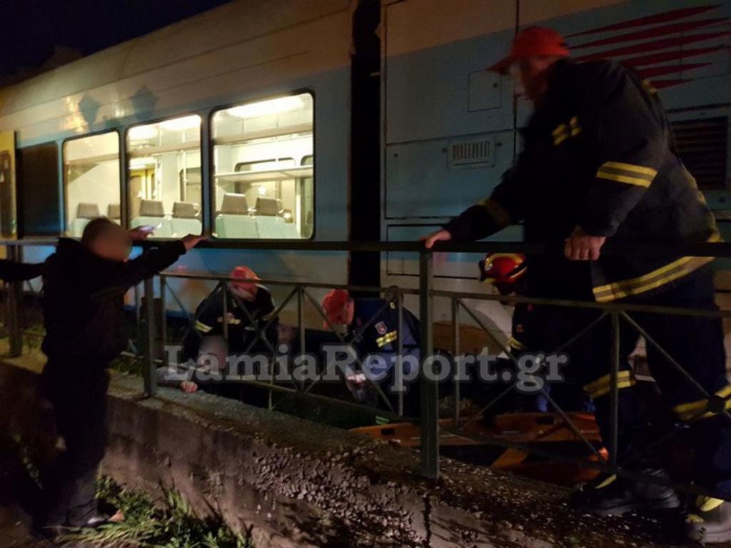 Λαμία: Τον παρέσυρε τρένο και έζησε – Η στιγμή που οι διασώστες φτάνουν στις ράγες [pics, video]