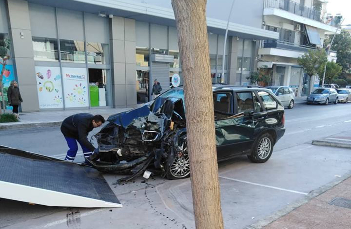 Καλαμάτα: Αυτοκίνητο έκοψε δέντρο και “καρφώθηκε” σε τοίχο σπιτιού – Σε σοβαρή κατάσταση ο οδηγός [pics]