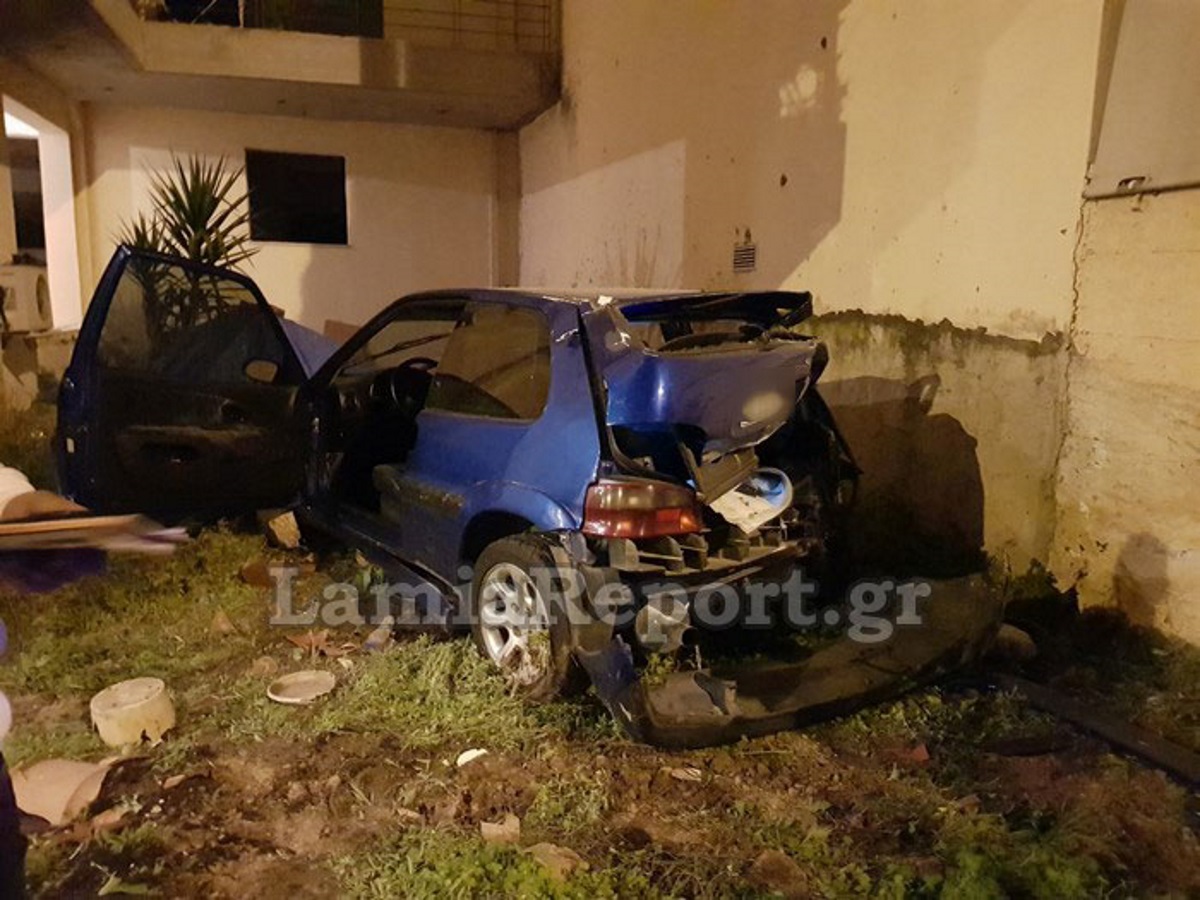 Λαμία: Χαροπαλεύει συνοδηγός αυτοκινήτου μετά από σοβαρό τροχαίο – Το όχημα κατέληξε σε αυλή σπιτιού [pics]