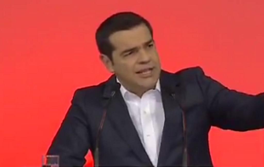 Τραγουδούσε “Μακεδονία ξακουστή” στην ομιλία Τσίπρα – Τι είπε ο πρωθυπουργός