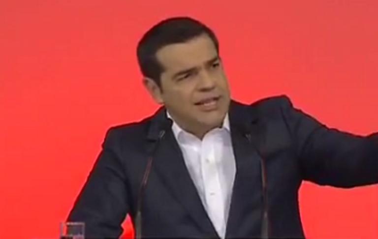 Τραγουδούσε “Μακεδονία ξακουστή” στην ομιλία Τσίπρα – Τι είπε ο πρωθυπουργός