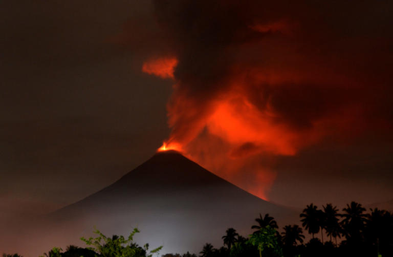 Εικόνες "αποκάλυψης" στην Ινδονησία - Έκρηξη ηφαιστείου και τσουνάμι! 62 νεκροί και 584 τραυματίες