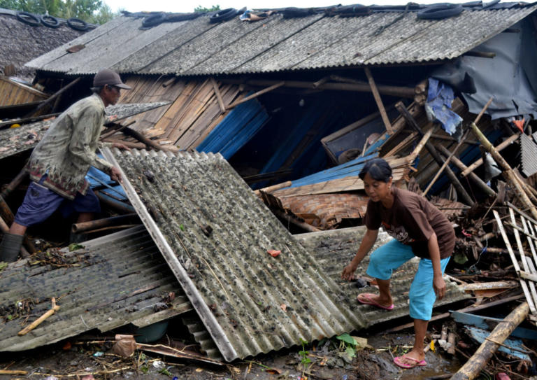 Ινδονησία: Τρομακτικές καταστροφές από το τσουνάμι - Πτώματα παντού - 168 νεκροί και 745 τραυματίες
