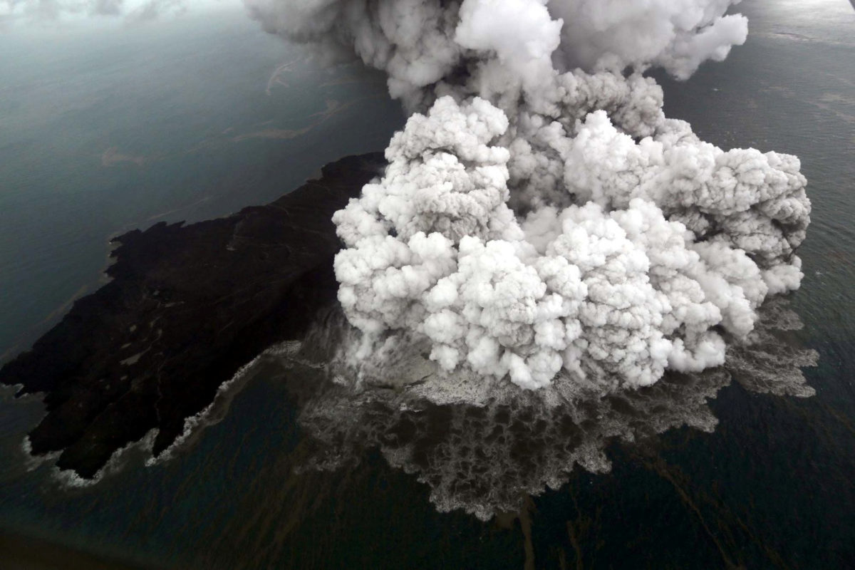 Τσουνάμι – Ινδονησία: Η έκρηξη του ηφαιστείου πριν και μετά την καταστροφή