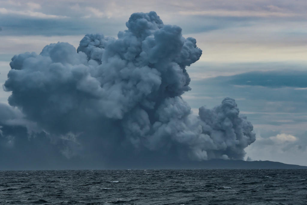 Ινδονησία: Το ηφαίστειο Ανάκ Κρακατόα έχασε τα δύο τρίτα του ύψους του