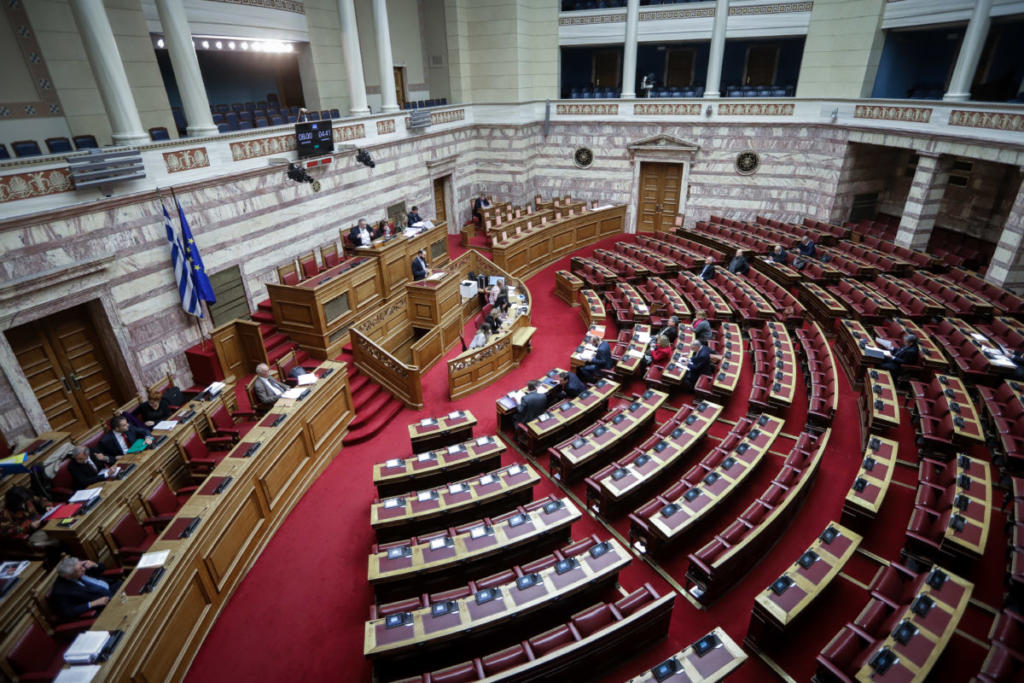Χαμός στη Βουλή για τις τροπολογίες! Για “πλυντήριο” και “ξέπλυμα” μιλά η αντιπολίτευση!