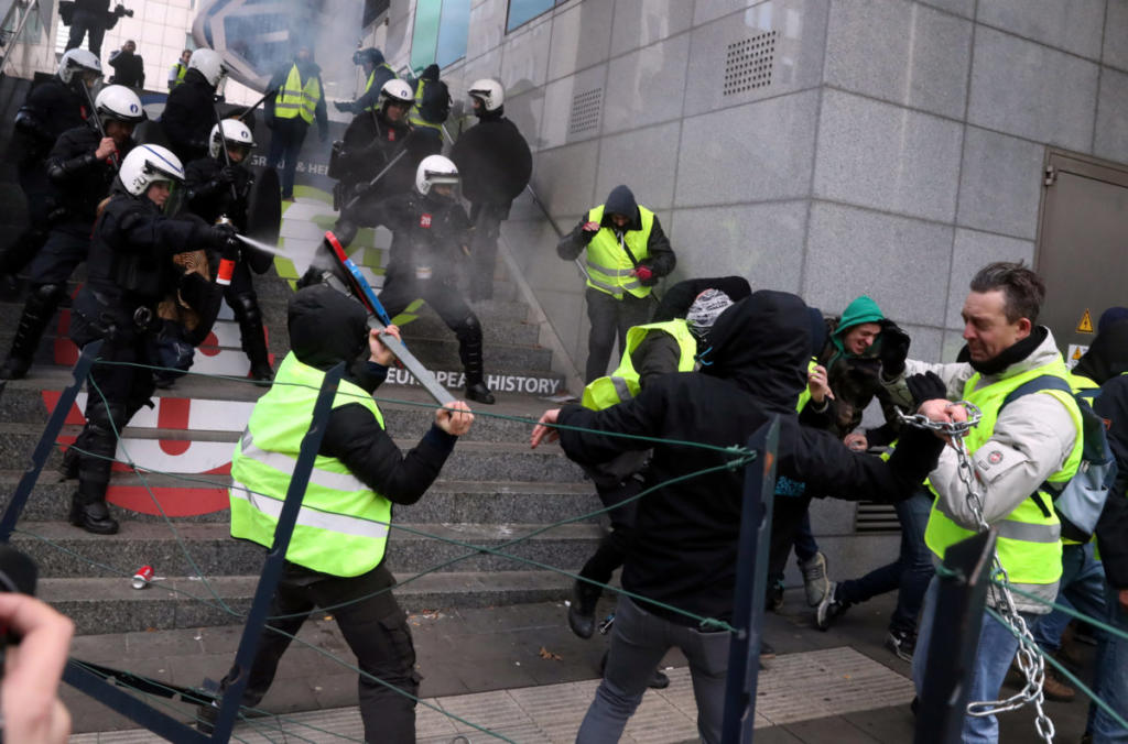 Βρυξέλλες: Όργιο… συλλήψεων – Από τα 1.000 “κίτρινα γιλέκα” συνέλαβαν τα 400! [pics]