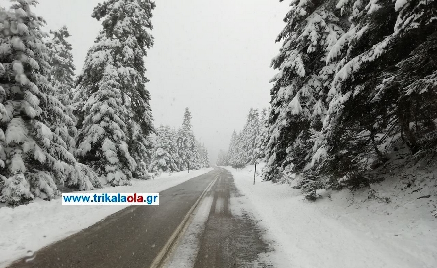 Καιρός: Εικόνες στο πνεύμα των Χριστουγέννων – 80 πόντους χιόνι στα ορεινά των Τρικάλων [pics, video]