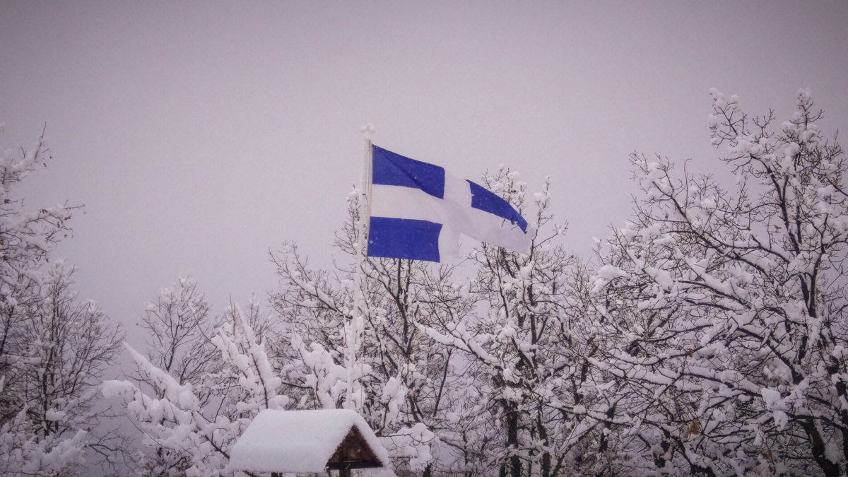 Καιρός: Η ελληνική σημαία δίνει χρώμα στο λευκό σκηνικό – Οι εικόνες της ημέρας στα χιόνια [pics, video]