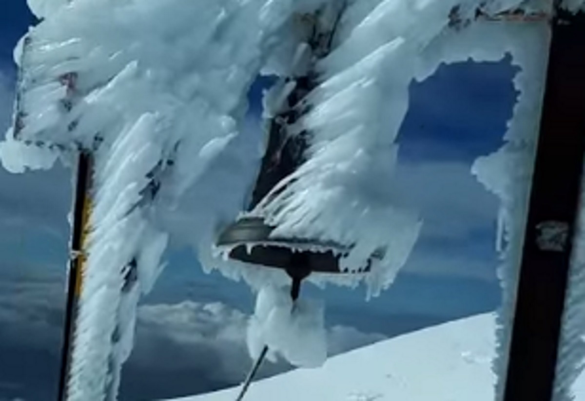 Κρήτη: Χιόνια στο καμπαναριό – Εκπληκτικές εικόνες στην κορυφή του Ψηλορείτη – video