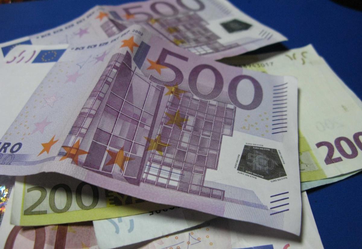 Λεφτά υπάρχουν αλλά εκτός… τραπεζών! 32 δισ. ευρώ κρυμμένα σε σεντούκια και στρώματα!