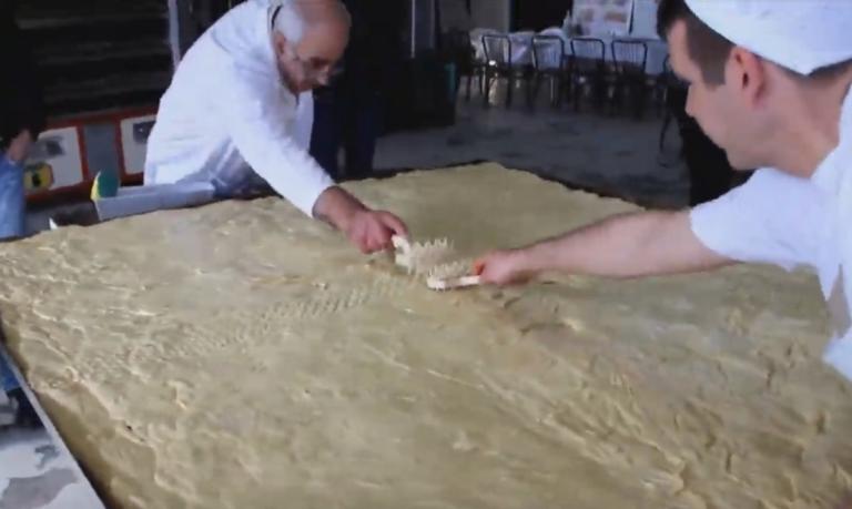 Χαλκιδική: Χριστόψωμο 400 κιλών στην Αρναία – Το έθιμο που χάνεται στα βάθη των χρόνων – video