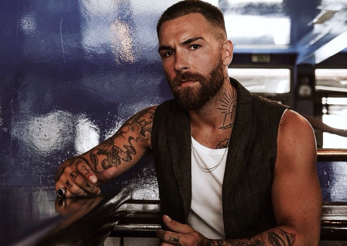 Χρήστος Ζωτιάδης: Ο εκρηκτικός perfomer των «719» φωτογραφήθηκε γυμνός για καλό σκοπό!