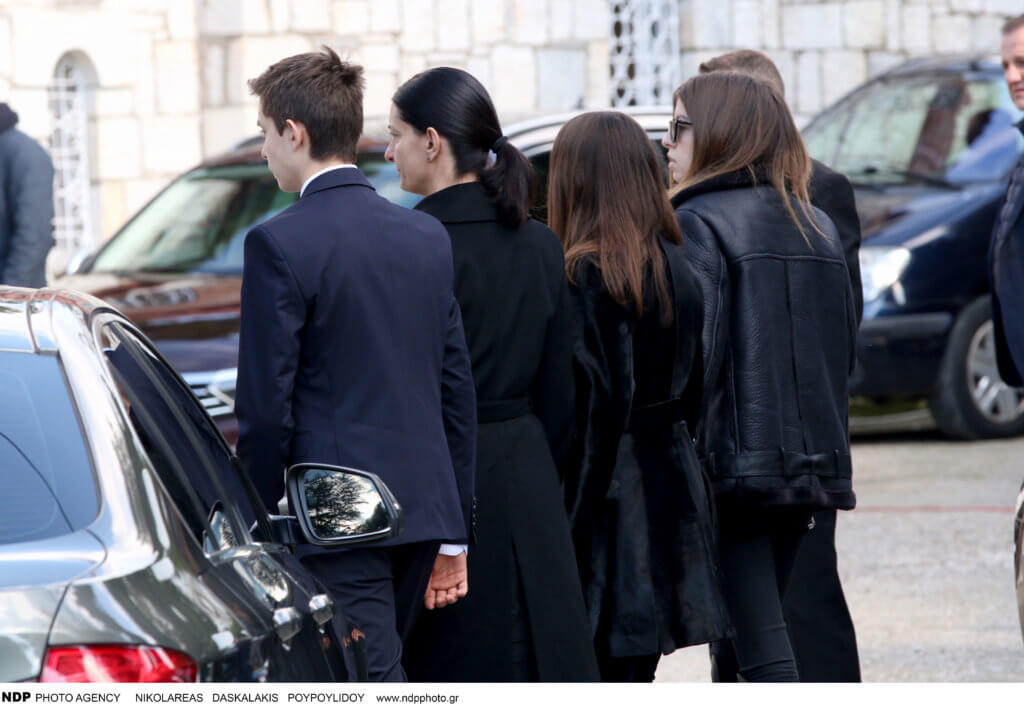 Θέμος Αναστασιάδης: Η σύζυγός του με τα παιδιά τους στο τελευταίο αντίο στον αγαπημένο τους