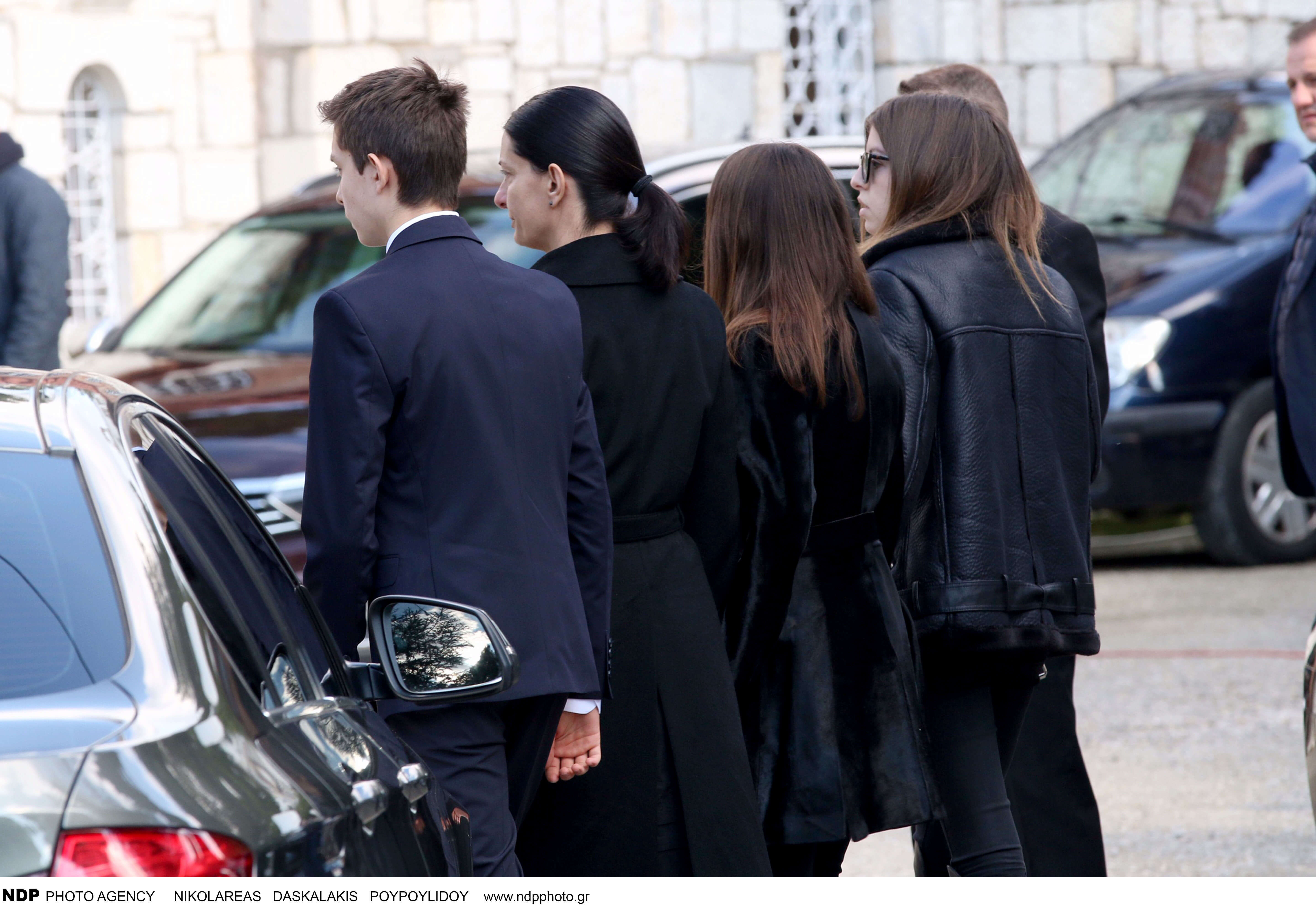 Θέμος Αναστασιάδης: Η σύζυγός του με τα παιδιά τους στο τελευταίο αντίο στον αγαπημένο τους