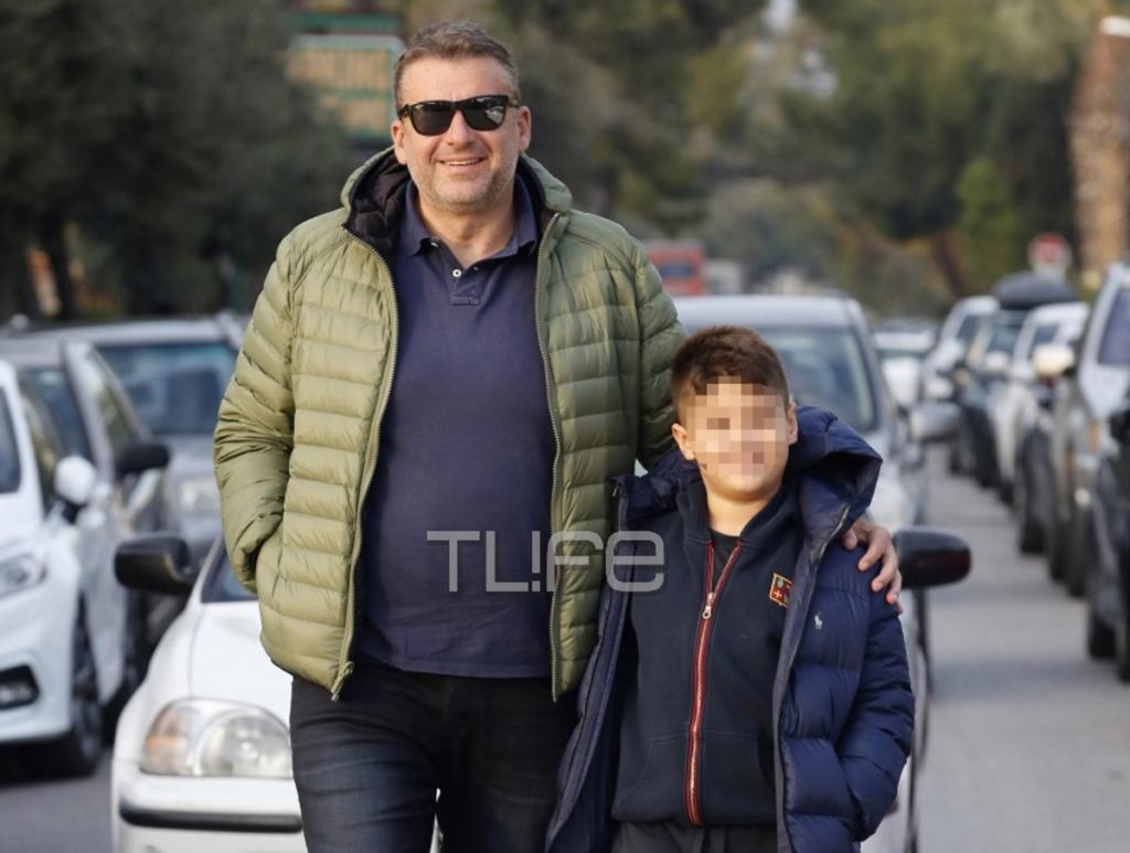 Γιώργος Λιάγκας: Περίπατος στην Γλυφάδα με τον μεγάλο του γιο! [pics]
