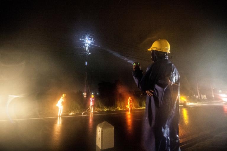 Εκατοντάδες τουρίστες εγκλωβισμένοι εξαιτίας σφοδρής καταιγίδας!