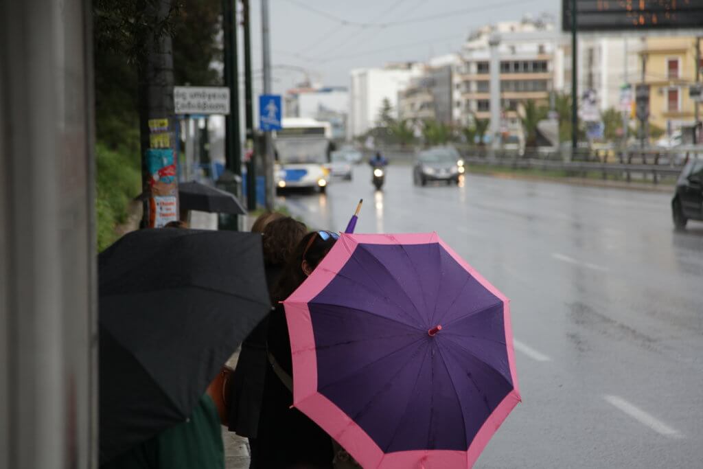 Καιρός: Μην ξεχάσετε την ομπρέλα – Βροχές και καιταιγίδες