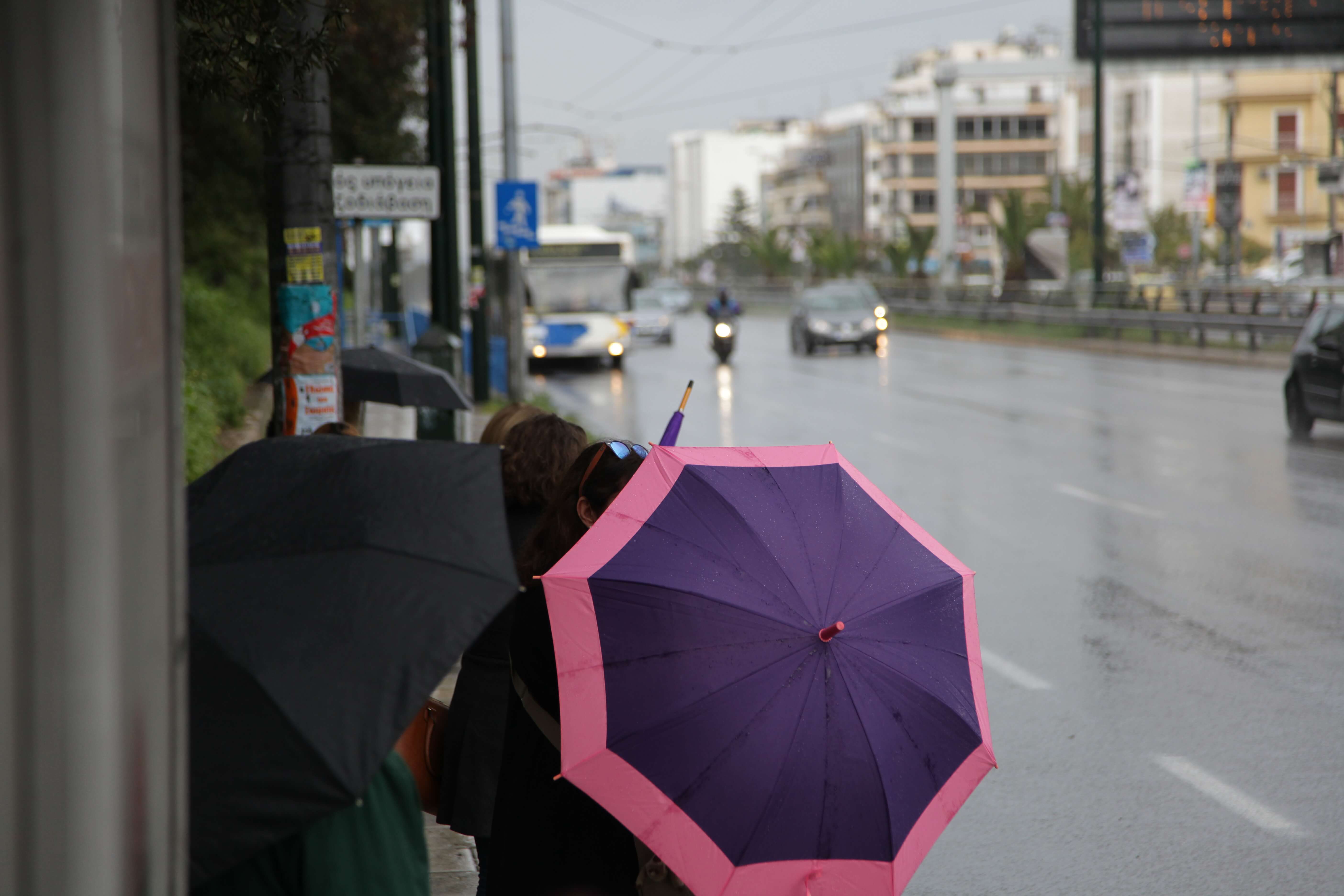 Καιρός: Μην ξεχάσετε την ομπρέλα – Βροχές και καιταιγίδες