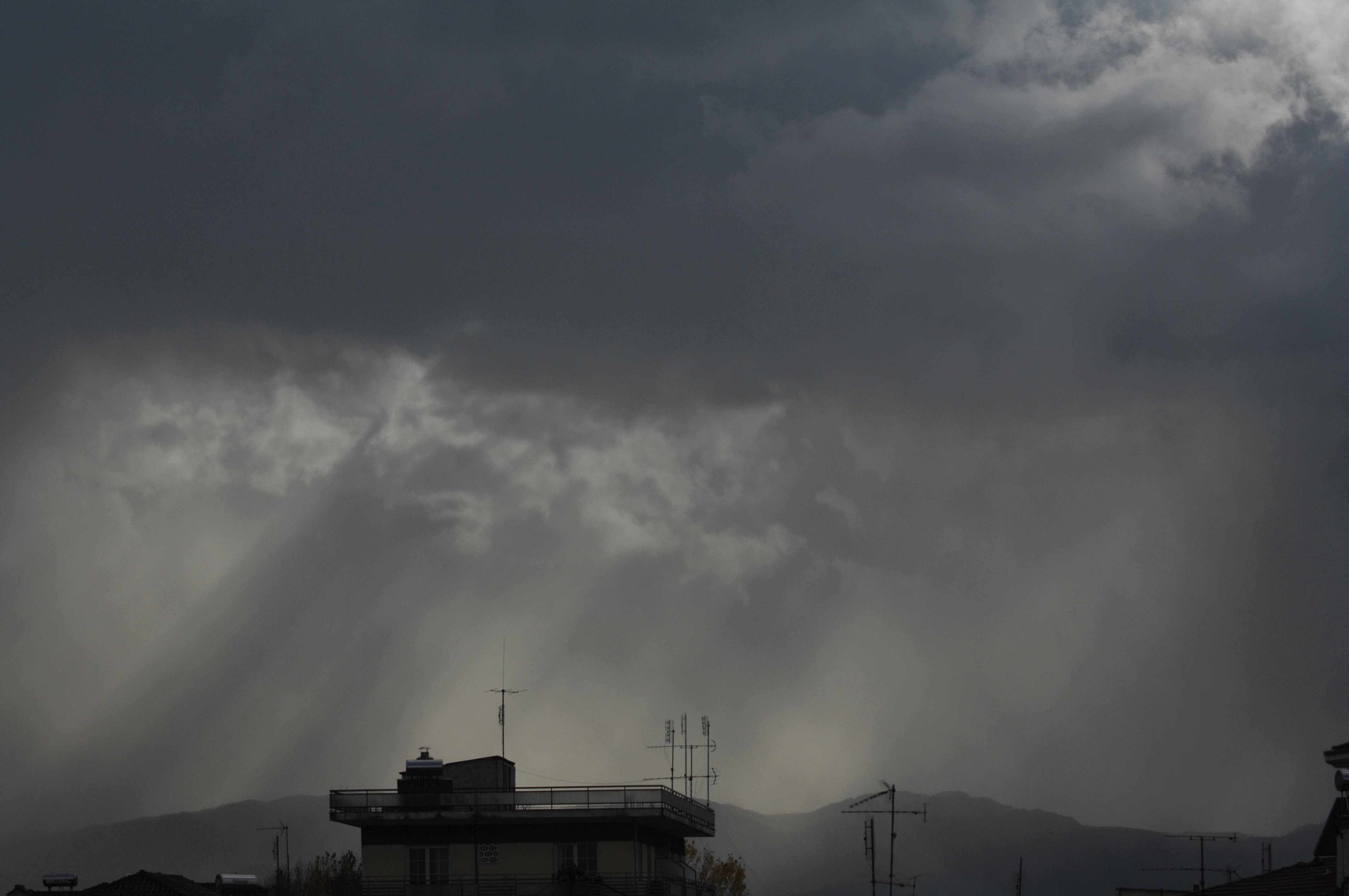 Καιρός: Βροχές, καταιγίδες και χιόνια… πάλι