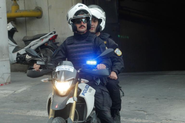Μικροεπεισόδιο νεαρών με αστυνομικούς της ομάδας ΔΙΑΣ στα Εξάρχεια | Newsit.gr Μικροεπεισόδιο νεαρών με αστυνομικούς της ομάδας ΔΙΑΣ στα Εξάρχεια | Newsit.gr
