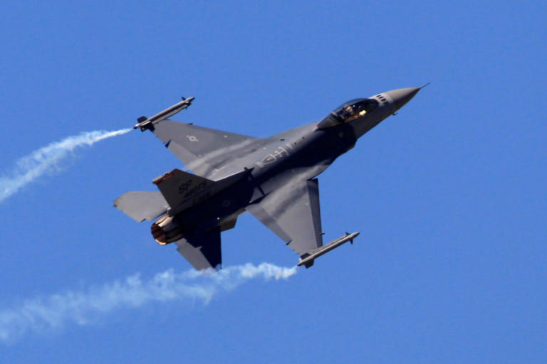 Βουλγαρία: Εγκρίθηκε η αγορά μαχητικών F-16 από τις ΗΠΑ | Newsit.gr Βουλγαρία: Εγκρίθηκε η αγορά μαχητικών F-16 από τις ΗΠΑ | Newsit.gr