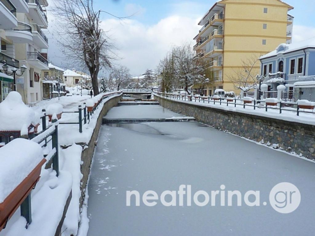 Φλώρινα: Πάγωσε μέχρι και ο ποταμός Σακουλέβας – Εντυπωσιακές εικόνες από το πέρασμα του χιονιά [pics]