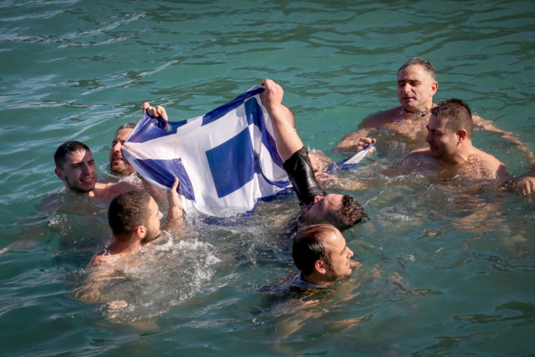 Ηράκλειο: Βούτηξαν με την ελληνική σημαία για να πιάσουν τον Σταυρό [pics]