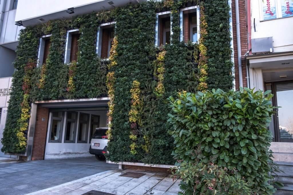 Ο πρώτος κάθετος κήπος σε δημόσιο κτίριο στην Ελλάδα
