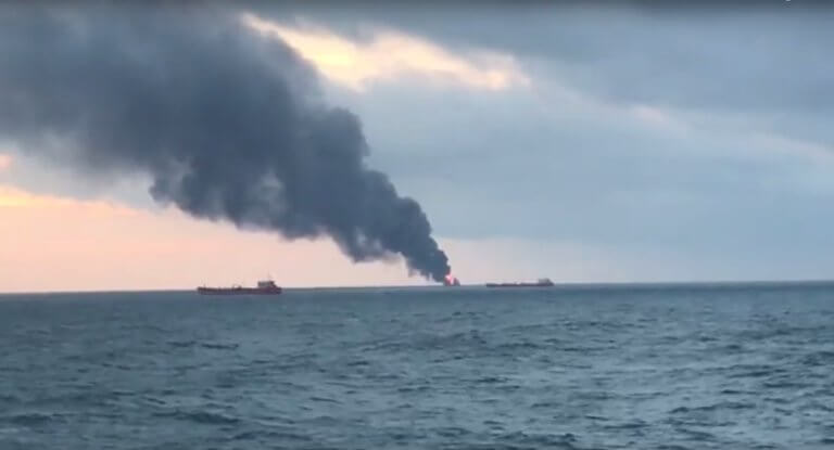 Φλέγεται πλοίο στα στενά του Κερτς στην Κριμαία | Newsit.gr Φλέγεται πλοίο στα στενά του Κερτς στην Κριμαία | Newsit.gr