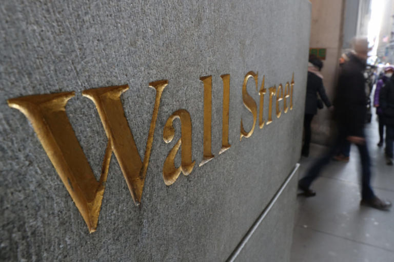 ΗΠΑ: Στο «κόκκινο» η Wall Street από την εντολή Τραμ προς τις αμερικανικές εταιρίες
