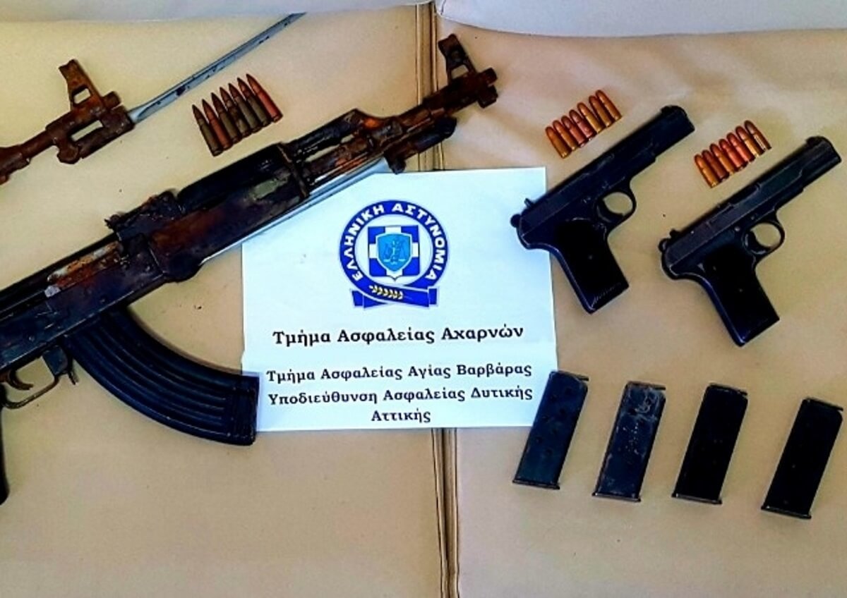 Με καλάσνικοφ, πιστόλια, σφαίρες και ναρκωτικά πιάστηκε νεαρό ζευγάρι στο Κορωπί [pics]