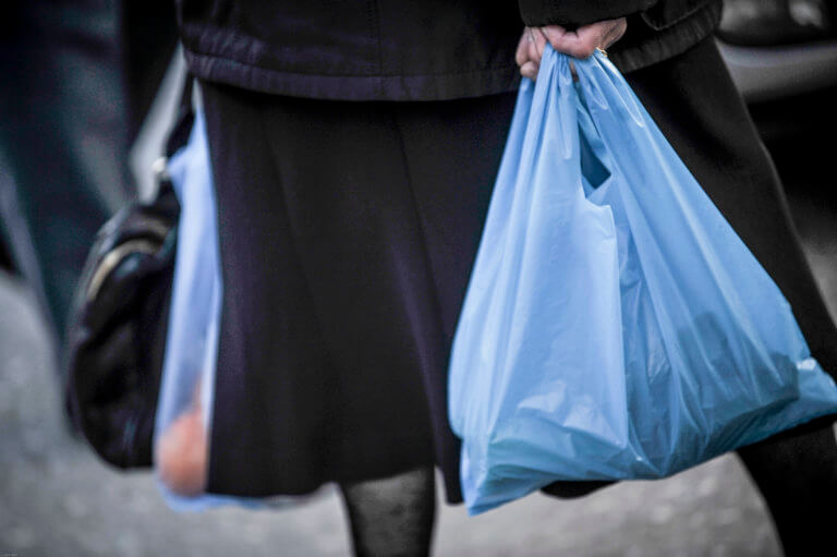 Πλαστική σακούλα: Πόσο μειώθηκε η χρήση της – Απολογισμός από τις περιβαλλοντικές οργανώσεις