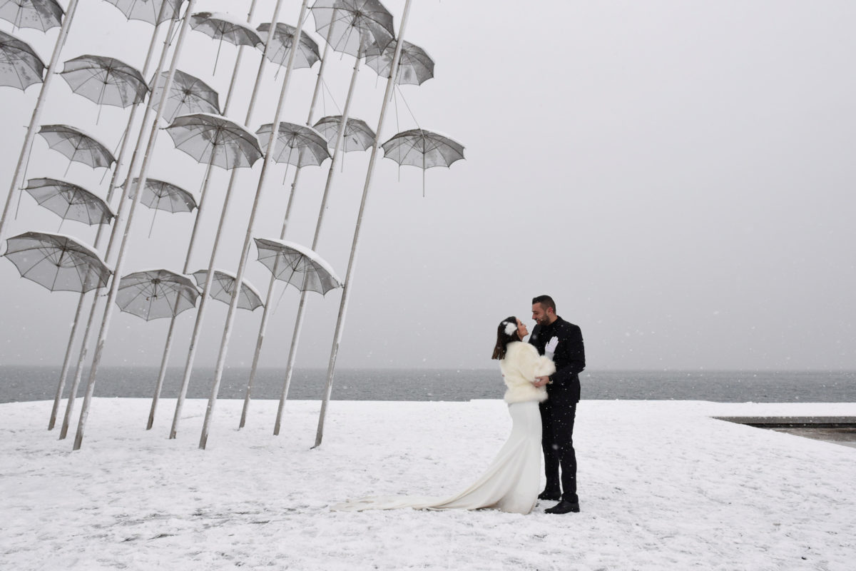 Χιονισμένοι νιόπαντροι και άλλες εικόνες από την κατάλευκη Θεσσαλονίκη [pics]