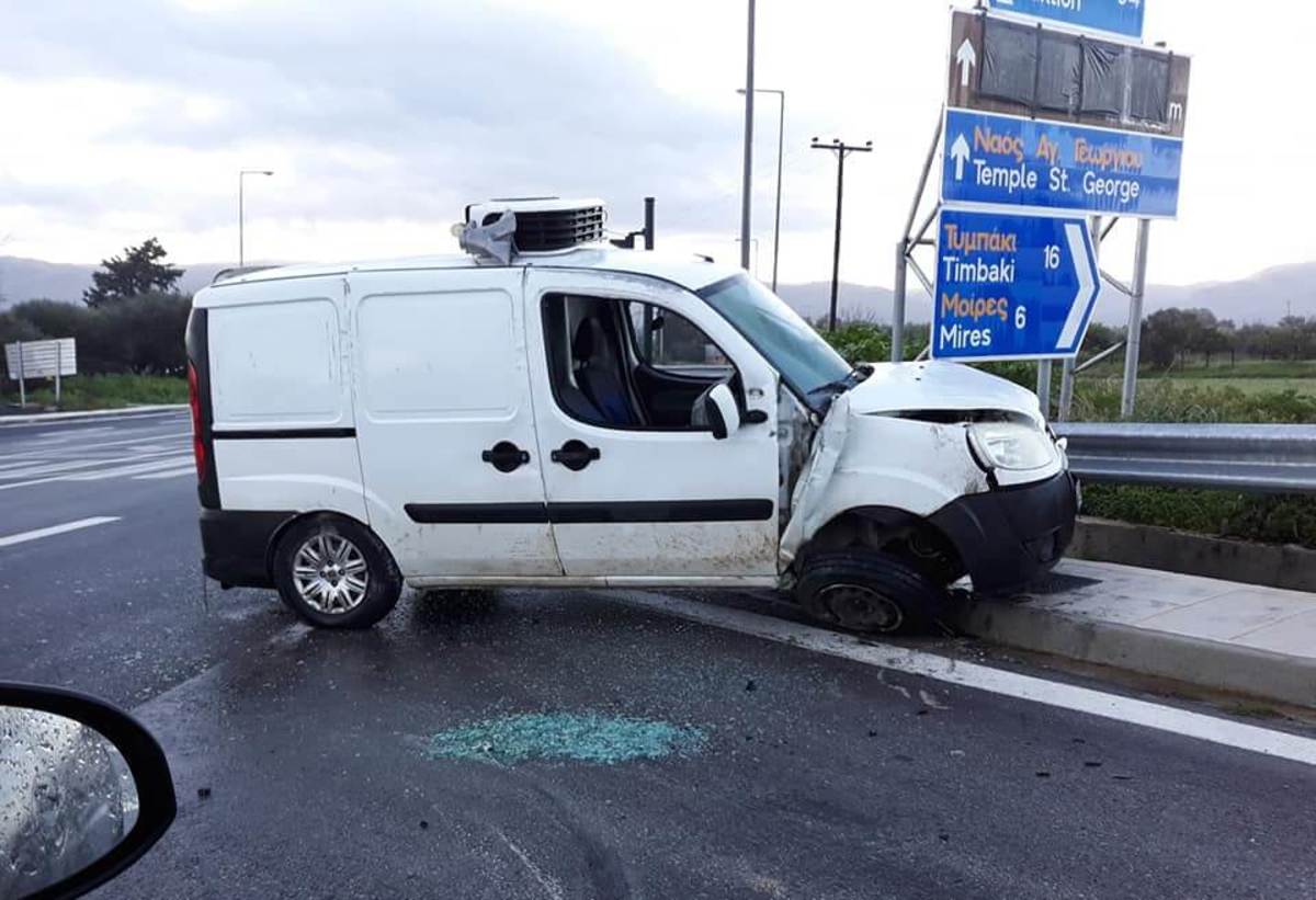 Ηράκλειο: Πήρε σβάρνα το φανάρι και καρφώθηκε στις μπάρες – Αυτοψία στο σημείο του τροχαίου [pics]