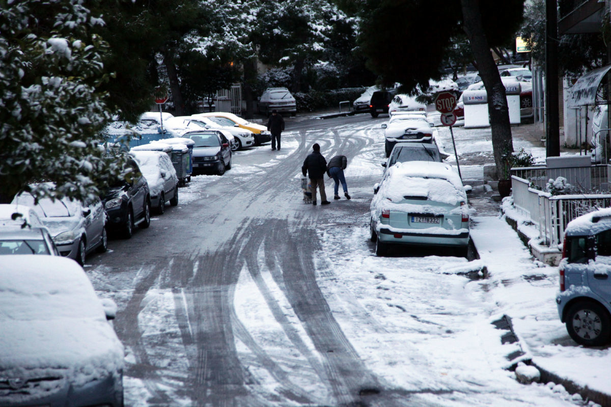 Προβλήματα και κλειστοί δρόμοι στην Αττική λόγω χιονιού