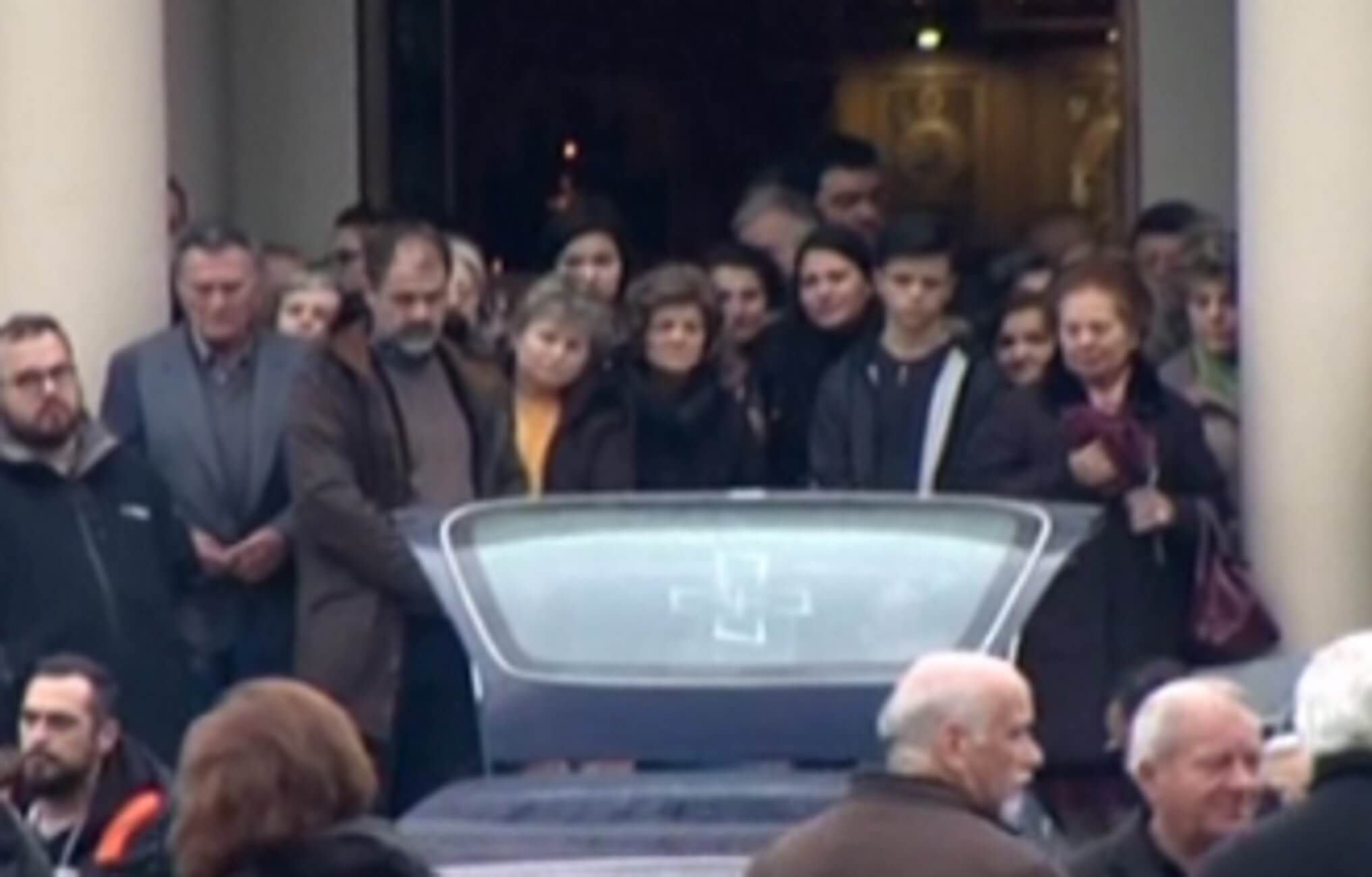 Αγρίνιο: Ράγισαν καρδιές στην κηδεία της βιολόγου – Νέα στοιχεία για τον θάνατό της – video