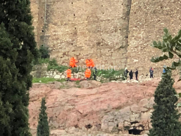 Τραγωδία στην Ακρόπολη - Αυτοκτόνησε άνδρας πέφτοντας από τα τείχη! [pics]