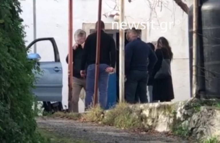 «Έτσι σκότωσα την κόρη μου» – Εικόνες από την αναπαράσταση του φονικού της Κέρκυρας