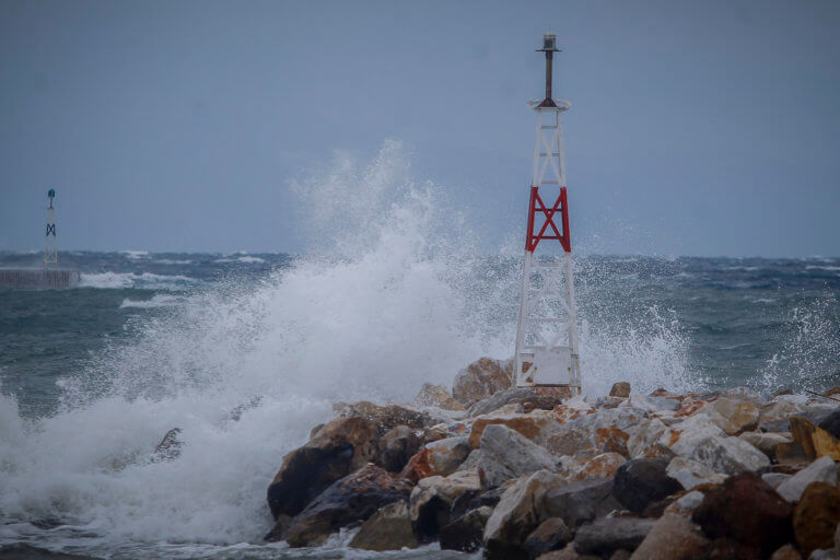 Καιρός: Οι ισχυροί άνεμοι κρατούν αγκυροβολημένα τα πλοία | Newsit.gr Καιρός: Οι ισχυροί άνεμοι κρατούν αγκυροβολημένα τα πλοία | Newsit.gr