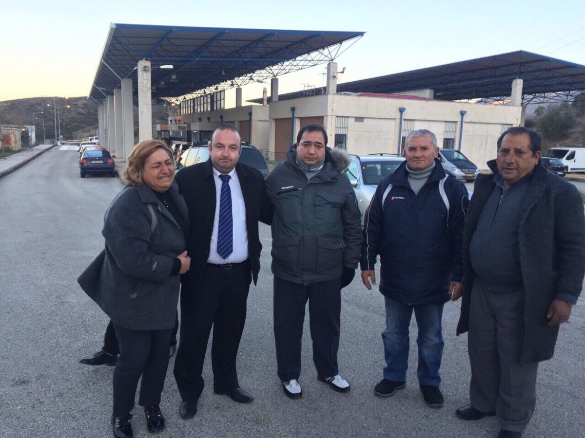 Η μητέρα της αδικοχαμένης Ατζελίνας μαζί με τον ιδιοκτήτη του γραφείου τελετών κατά τη μεταφορά της σορού
