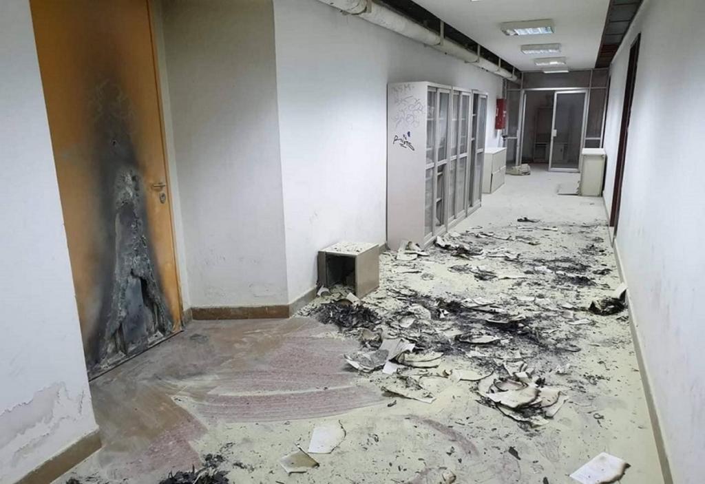 Θεσσαλονίκη: Νέες εικόνες ντροπής και διάλυσης στο ΑΠΘ – Έβαλαν φωτιά σε διάδρομο [pics]