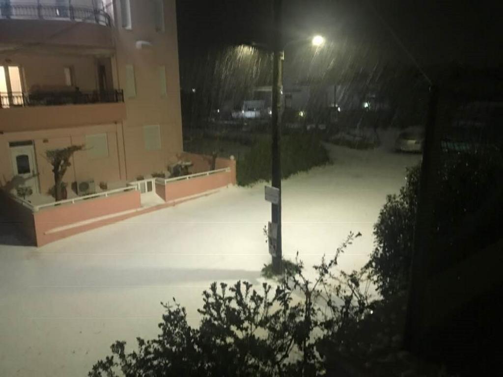 Κρήτη: Χιόνια στο Ηράκλειο – Κλειστά σχολεία, προβλήματα στους δρόμους και εικόνες ασυνήθιστες [pics]