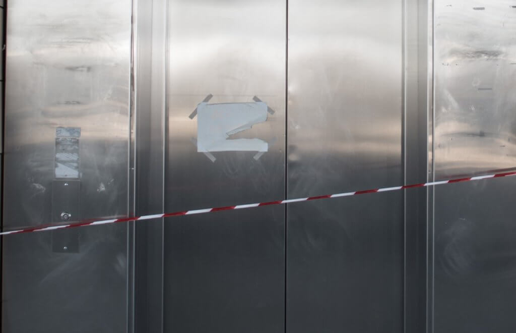 Πάτρα: Η μαύρη μέρα της έκρηξης βόμβας σε ασανσέρ με 6 νεκρούς – Τα στοιχεία της ανείπωτης τραγωδίας