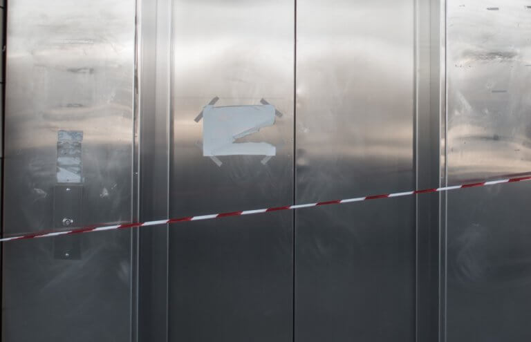 Χανιά: Κάλεσε το ασανσέρ και όταν άνοιξε την πόρτα βρέθηκε στο κενό – Το μεγάλο λάθος του! | Newsit.gr Χανιά: Κάλεσε το ασανσέρ και όταν άνοιξε την πόρτα βρέθηκε στο κενό – Το μεγάλο λάθος του! | Newsit.gr