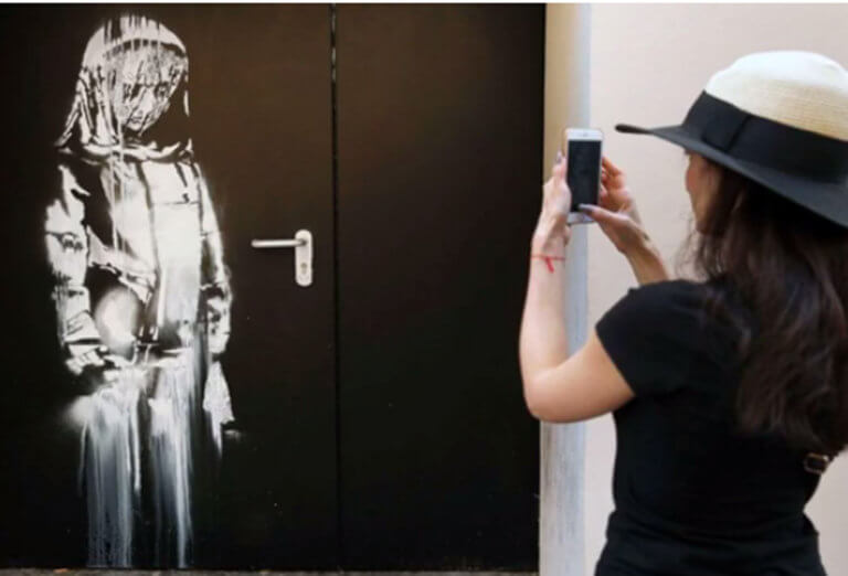Έκλεψαν έργο του Banksy για το μακελειό στο Μπατακλάν! – video | Newsit.gr Έκλεψαν έργο του Banksy για το μακελειό στο Μπατακλάν! – video | Newsit.gr